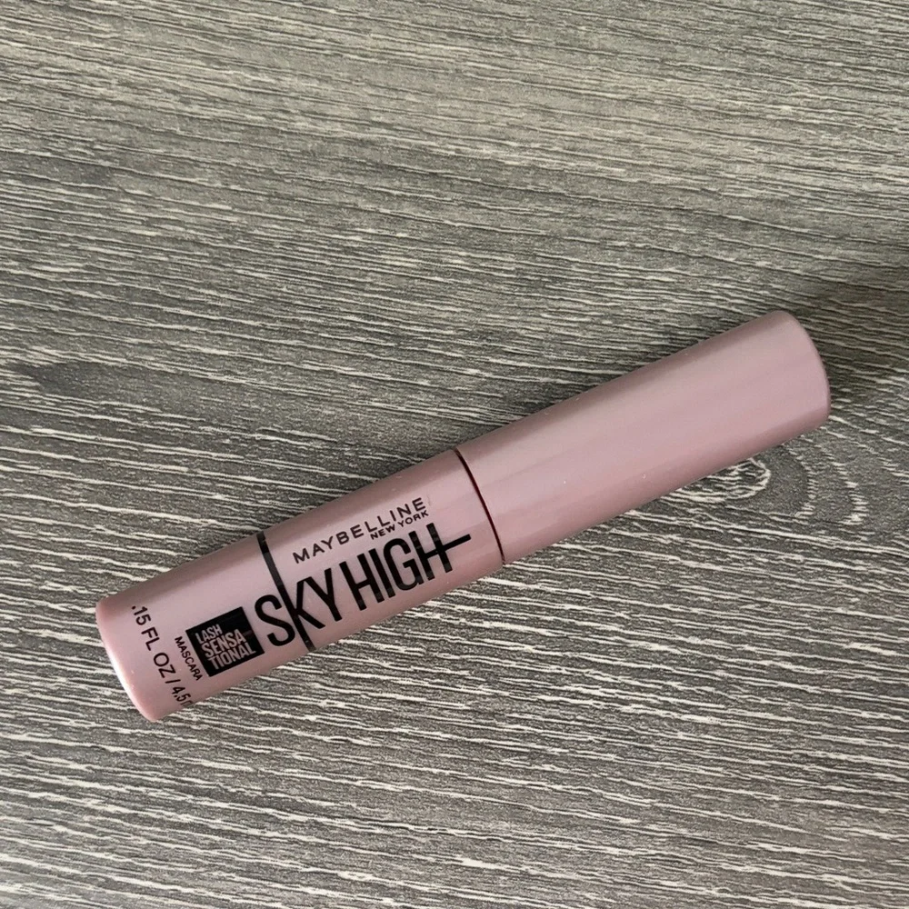 ❤️$2 NWT Maybelline Sky High Very Black .15oz Mascara